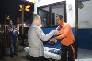 Kapolres Tulungagung AKBP Muhammad Taat Resdi berbagi sembako ke petugas palang pintu Kereta Api