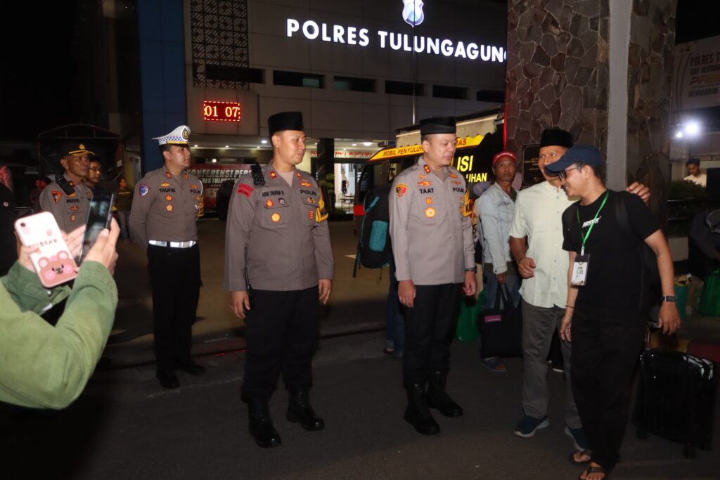 Kapolres dan Wakil Bupati (Wabub) Tulungagung menyambut kedatangan peserta “Mudik Seru bareng NU” di halaman Polres Tulungagung.