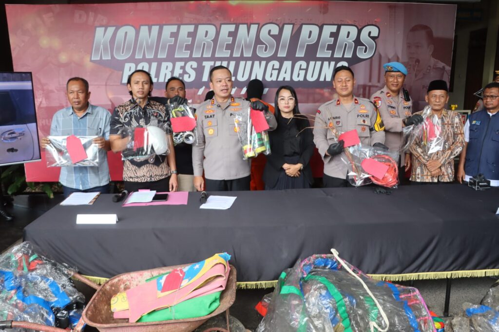 Barang bukti yang dapat diamankan 3 buah mercon atau petasan ukuran besar yang belum meledak, 17 buah mercon atau petasan ukuran kecil yang belum meledak, 1 buah kereta dorong warna merah (di TKP penerbangan balon), 1 unit mobil merek daihatsu xenia No. Pol : DK 1643 AB, warna putih yang terkena ledakan, tang, sabit, bambu untuk menyulut api, lakban, gunting, karpet, tali rafia, botol bekas minyak tanah, sisa daun kering untuk membuat api dan barang bukti lainnya.