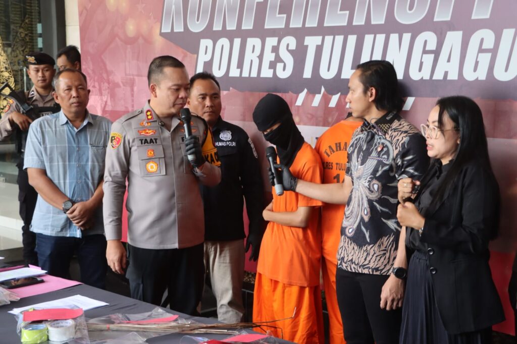 Kapolres Tulungagung AKBP Muhammad Taat Resdi dalam Konferensi Pers didampingi PJU Polres, Kepala PLN UPT Madiun, ULTG Kediri Sunardi dan Asosiasi Kepala Desa (AKD) Kabupaten Tulungagung, Muhamad saleh di Mapolres Tulungagung, Jumat (04/04/2025).