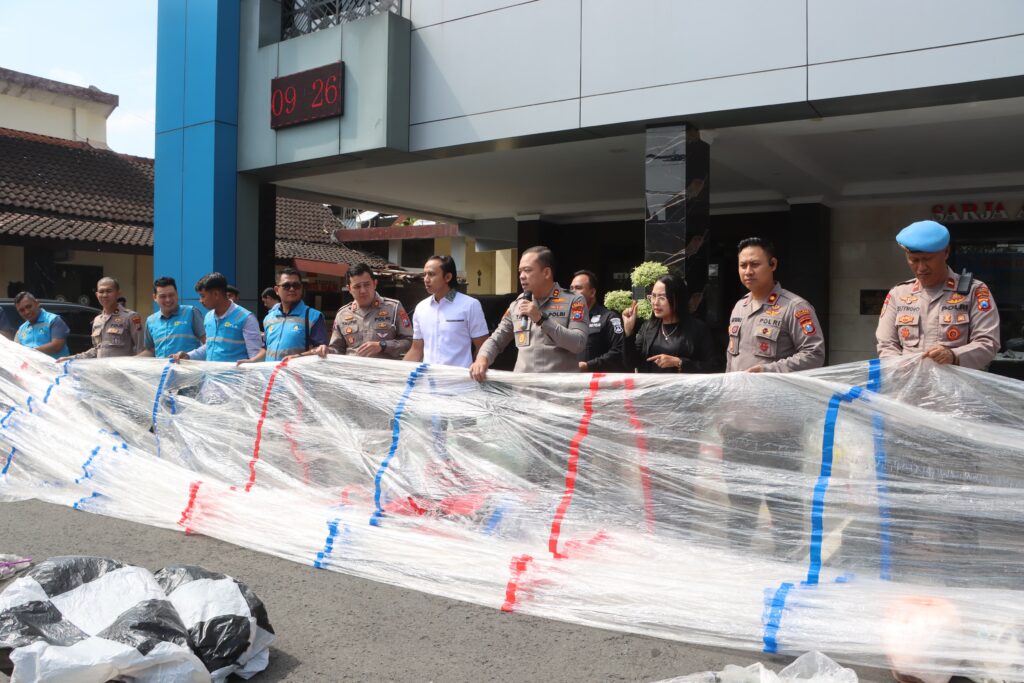 Kapolres Tulungagung AKBP Muhammad Taat Resdi didampingi Iksan selaku Manajer Unit Pelayanan Transmisi PLN Madiun, PJU Polres saat Konferensi Pers di Mapolres Tulungagung, Kamis (10/04/2025).