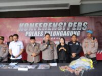 Wakapolres Tulungagung Kompol Arie Taufan Budiman dalam konferensi pers didampingi PJU Polres dan KH. Yasin Bisri sebagai wakil ketua dai Kamtibmas Tulungagung berlangsung di Mapolres Tulungagung, Senin, 14 April 2025.