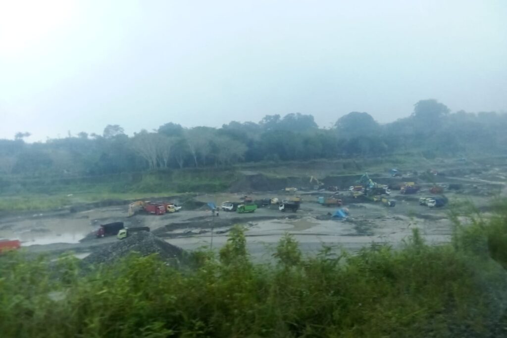Aliran Lahar Gunung Kelud Jadi Surga Tambang Pasir Ilegal
