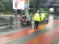 Sentuhan Kepedulian Polisi, AKP Yeni Bantu Warga Berkebutuhan Khusus di Traffic Light Cengkareng