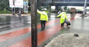 Sentuhan Kepedulian Polisi, AKP Yeni Bantu Warga Berkebutuhan Khusus di Traffic Light Cengkareng