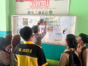 Cooling System di Lingkungan Sekolah, Polsek Kebon Jeruk Bagikan Stiker Hotline Pengaduan